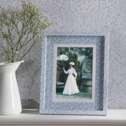 "Laura Ashley Sweet Alyssum Photo Frame In Blue Finish 5"" x 7"" LA3756694-Q"