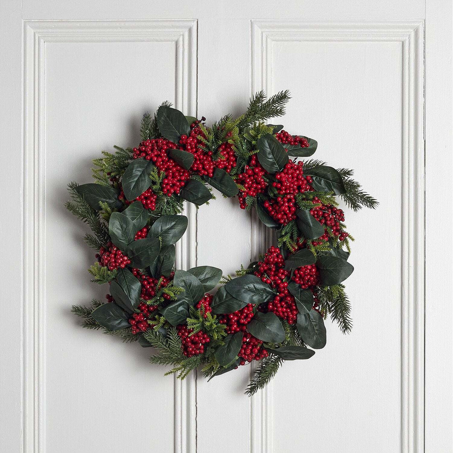 50cm Red Berry Wreath - image 1
