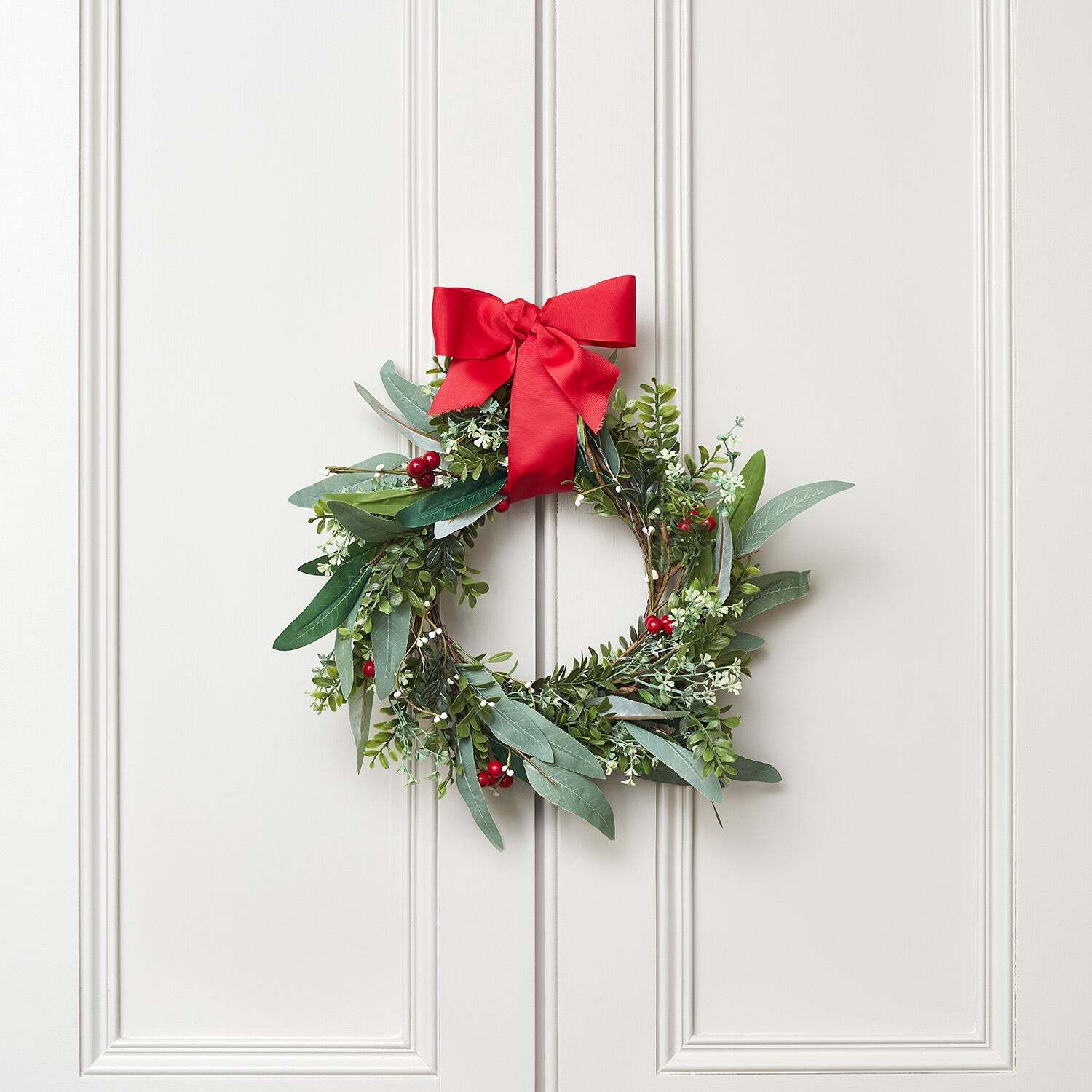 45cm Red Berry Christmas Wreath With Bow - image 1