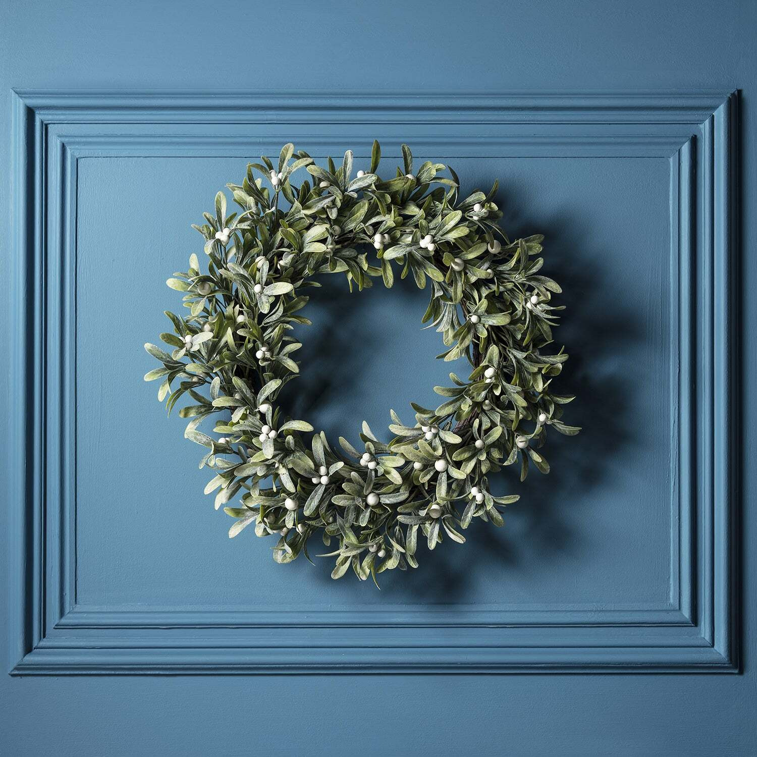 50cm Mistletoe Artificial Christmas Wreath - image 1
