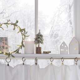 25cm Pre Lit Dainty Mistletoe Wreath - thumbnail 2