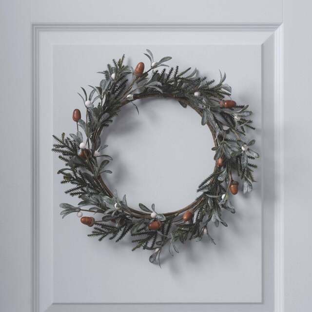 40cm Classic Acorn & Winter Foliage Wreath - image 1