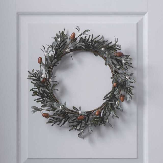 40cm Classic Acorn & Winter Foliage Wreath - image 1