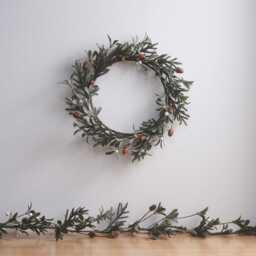40cm Classic Acorn & Winter Foliage Wreath - thumbnail 2