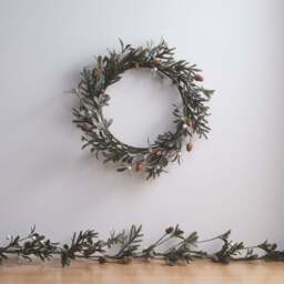 40cm Classic Acorn & Winter Foliage Wreath - thumbnail 2