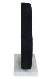 Sculpture Black with Mango Wood Travertine Base Corvessa - thumbnail 4