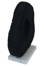 Sculpture Black with Mango Wood Travertine Base Corvessa - thumbnail 3