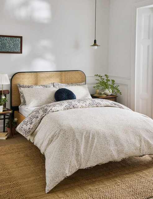 William Morris At Home Set of 2 Pure Cotton Michaelmas Daisy Pillowcases Cream Mix