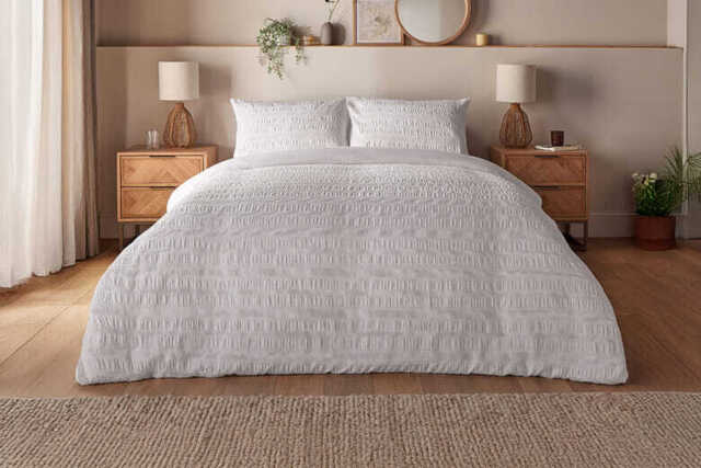 Silentnight Supersoft Seersucker Duvet Set � White, Single