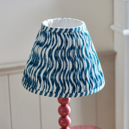 Higgledy Gloss Pink Clay Paint Table Lamp with Marlin Blue Fabric Ripple Shade 25cm E14 - thumbnail 5