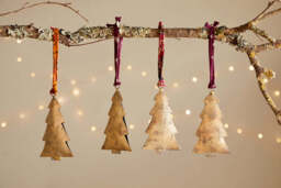 nkuku Mishti Tree Baubles Set Of 4 - Christmas Decorations - Antique Brass - Large ()