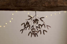 nkuku Avni Mistletoe - Christmas Decorations - One Size - Antique Brass
