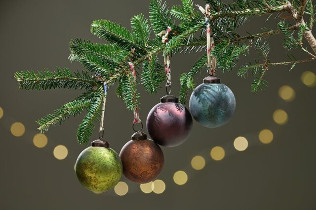 nkuku Oko Baubles Set Of 4 - Christmas Decorations - Mixed Colours - Large 7.5 x 7 cm (Diameter)