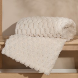 OHS Thick Faux Fur Waffle Throw, Cream - 125 x 150cm - thumbnail 3