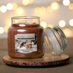 Yankee Candle Gingerbread House 104g Small Jar Candle - thumbnail 2
