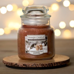 Yankee Candle Gingerbread House 104g Small Jar Candle - thumbnail 3