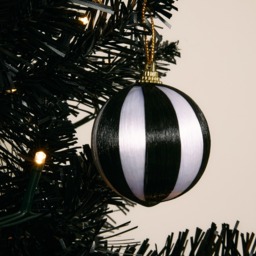 OHS 8 Pack Striped Baubles & Garland Set - Monochrome - thumbnail 3