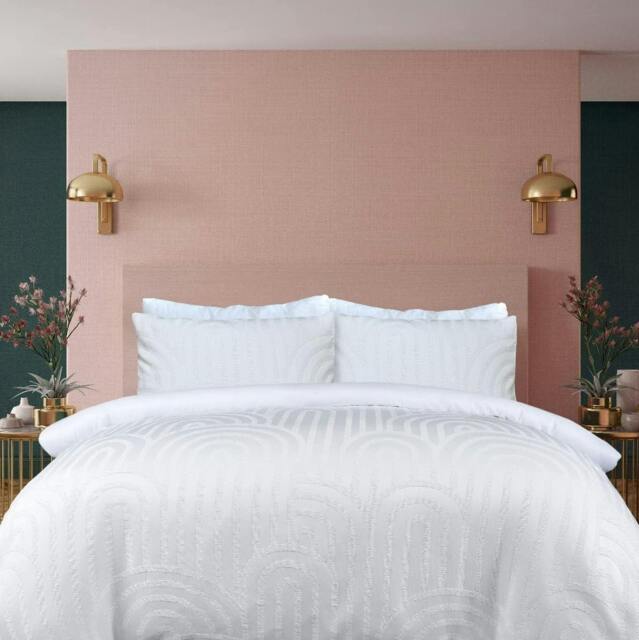 Rackhams Luxury Hotel Quality Reversible Tufted Arch Duvet Cover with Pillowcases - White - King (220cm x 230cm)