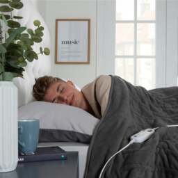 Rackhams Comfy Hugs Heated Throw - Charcoal - thumbnail 3