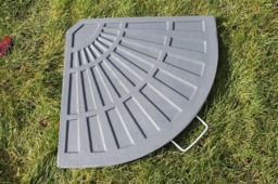 Rackhams Resin and Fibre Glass Cantilever Parasol Base 14kg in Grey with Carry Handle, Triangle Steel Base Weight for Parasols - thumbnail 2