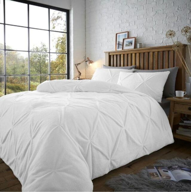 Rackhams Chiswick Pintuck Duvet Cover and Pillowcase Set - White - Single (135cm x 200cm)