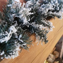 Rackhams 9ft (2.7m) Premier Christmas Snow Flocked Woodcote Fir Garland - thumbnail 2