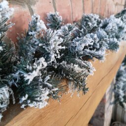 Rackhams 9ft (2.7m) Premier Christmas Snow Flocked Woodcote Fir Garland - thumbnail 5