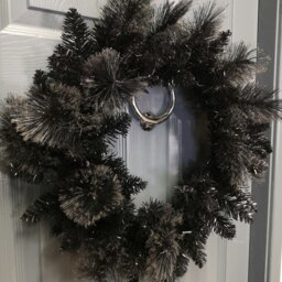 Rackhams 50cm Premier PVC Plain Black Tipped Artificial Christmas Halloween Wreath - thumbnail 4