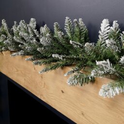 Rackhams 2.7m x 25cm Snow Tipped Plain Christmas Garland with 200 Tips - thumbnail 5