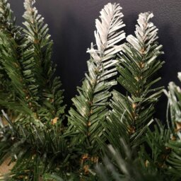 Rackhams 2.7m x 25cm Snow Tipped Plain Christmas Garland with 200 Tips - thumbnail 6