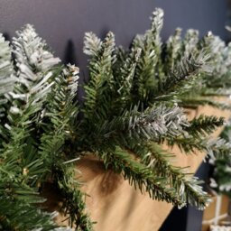 Rackhams 2.7m x 25cm Snow Tipped Plain Christmas Garland with 200 Tips - thumbnail 4