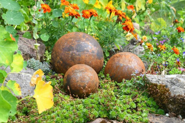 Rackhams Garden Ball Ornaments - Rusty Garden Metal Balls - Medium - image 1