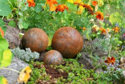 Rackhams Garden Ball Ornaments - Rusty Garden Metal Balls - Medium - thumbnail 2