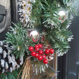 Rackhams Premier 40cm Festive Silver Dressed Christmas Wreath With Pinecones and Red Berries - thumbnail 5
