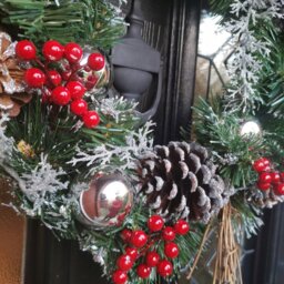 Rackhams Premier 40cm Festive Silver Dressed Christmas Wreath With Pinecones and Red Berries - thumbnail 6