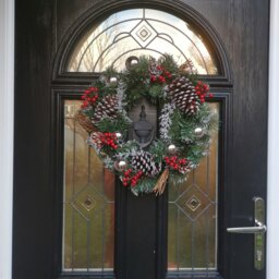 Rackhams Premier 40cm Festive Silver Dressed Christmas Wreath With Pinecones and Red Berries - thumbnail 3