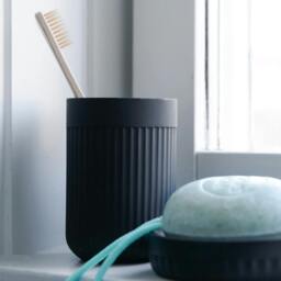 "Rackhams Freestanding Black Round Soap Dish 12.2cm (4.8"") Diameter Wave Style Polyresin Soap Tray for Bath Shower Bathroom" - thumbnail 3