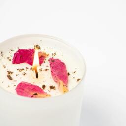 Rackhams Midnight Rose Glass Candle - Rose, Oud & Peony - thumbnail 4