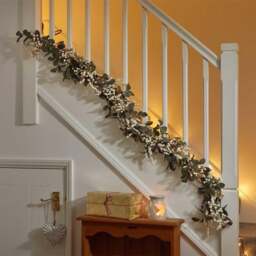 Rackhams 1.8m White Winter Berry Christmas Garland with Seasonal Foliage - thumbnail 3