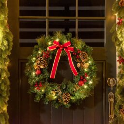 Rackhams Pre-Lit Artificial Christmas Door Wreath Holly Garland Decor 20 LED - thumbnail 2