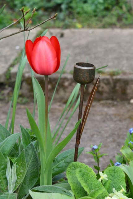 Rackhams Rusty Metal Tulip Garden Ornament - image 1