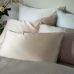 Rackhams Ivory Mulberry Silk 30cm Standard Fitted Sheets - Double - thumbnail 6