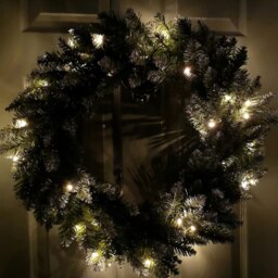 Rackhams 60cm Snow Tipped Christmas Wreath with 50 Warm White LEDs and 160 Bullet Tips - thumbnail 3