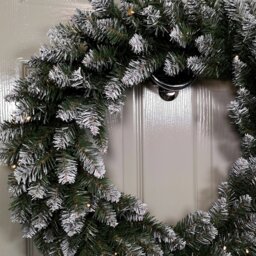 Rackhams 60cm Snow Tipped Christmas Wreath with 50 Warm White LEDs and 160 Bullet Tips - thumbnail 5