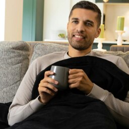 Rackhams Snuggle Up Heated Throw Electric Blanket - Black - 120cm x 160cm - thumbnail 2