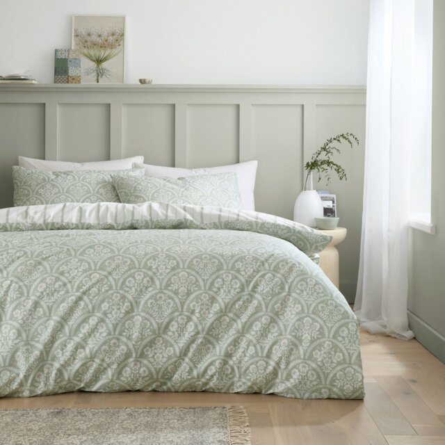 Rackhams Scallop Floral 200 Thread Count Cotton Percale Reversible Duvet Cover Set - Single - image 1