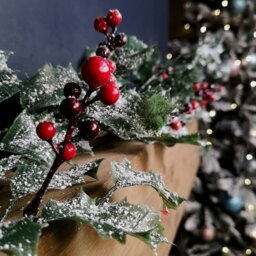 Rackhams 1.8m Frosted Green Holly Leaf & Berry Glitter Garland Christmas Decoration - thumbnail 3