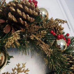 Rackhams 40cm Gold Dressed Christmas Wreath, Baubles, Pinecones and Berries - thumbnail 3