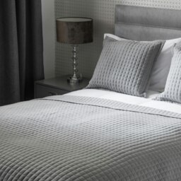 Rackhams Crompton Quilted Throw - Grey - One Size - Grey - 60% Cotton/40% Polyester - thumbnail 3