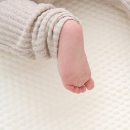 Rackhams Tiny Dreamer™ - Premium Foam Folding Travel Cot Mattress to fit Bugaboo Stardust Travel Cot (91 x 51cm) - Mattress Only - thumbnail 6